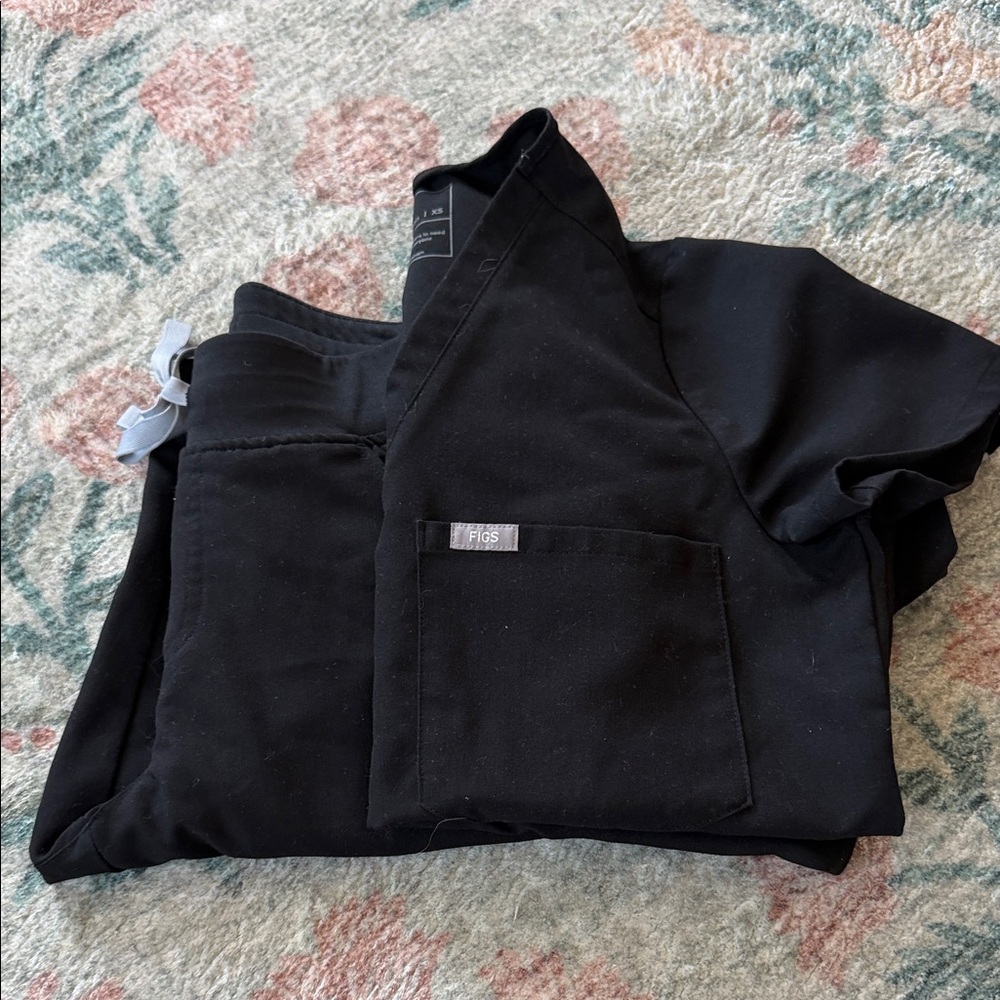 Figs Women's Black Scrub Set